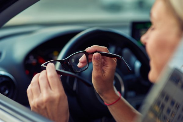 Guida dell'auto con occhiali di giorno e di notte Guida dell'auto con occhiali di giorno e di notte