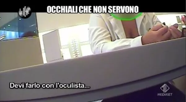 Occhiali che non servono :  un servizio andato in onda sul programma Le IENE di  Italia 1 in prima serata. Occhiali che non servono :  un servizio andato in onda sul programma Le IENE di  Italia 1 in prima serata.