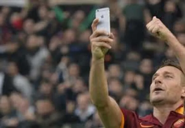 Selfie. Francesco Totti, Kim Kardashian e il suo lato B. Selfie. Francesco Totti, Kim Kardashian e il suo lato B.