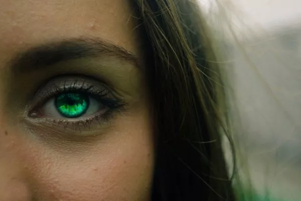 Cambiare colore degli occhi: ecco sin dove si può spingere la moda del ritocco  Cambiare colore degli occhi: ecco sin dove si può spingere la moda del ritocco