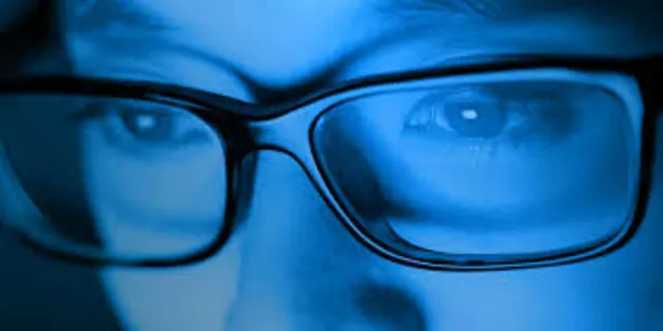 Luci blu: come prevenire i danni alla nostra vista Luci blu: come prevenire i danni alla nostra vista