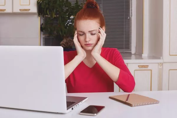 Occhi stanchi che “tirano”? Anche un massaggio può aiutare. Ecco come Occhi stanchi che “tirano”? Anche un massaggio può aiutare. Ecco come