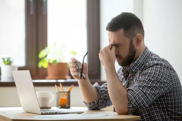 Tremore delle palpebre: perché capita? Tremore delle palpebre: perché capita?